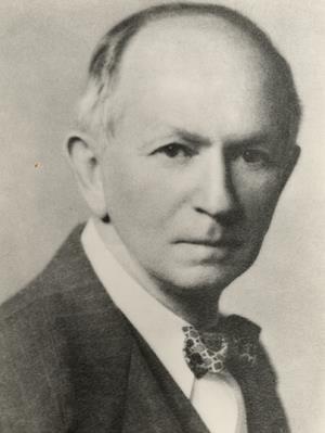Alfred Lotka (1880-1949) był pierwszym demografem, który zdefiniował równanie łączące strukturę wieku ludności,