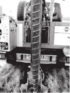 Fig. 4. The auger filled with an ash-slag mix Rys. 4 Rdzeń wypełniony mieszanką popiołowo-żużlową in the waste which could result from the way they had been deposited in the landfill.