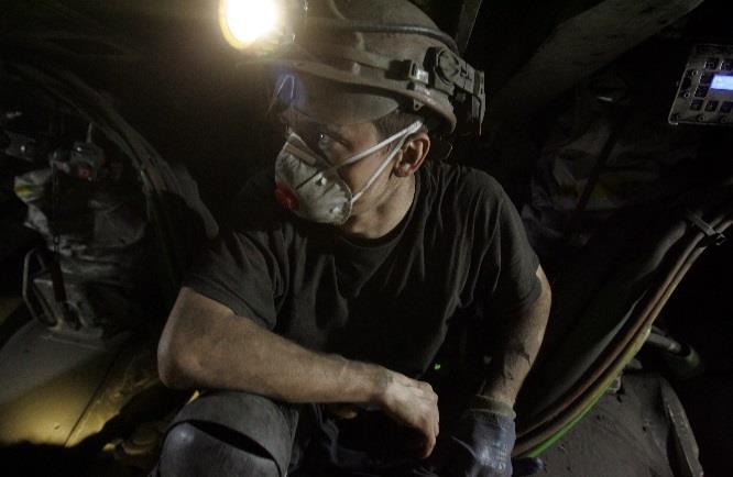 BEZPIECZEŃSTWO I HIGIENA PRACY 36 Warunki pracy i zagrożenia techniczne Warunki pracy Charakter prowadzonej działalności gospodarczej Spółki powoduje, że pracownicy zatrudnieni w kopalni, zwłaszcza