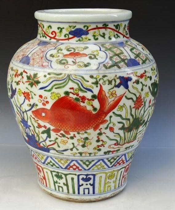 CHINY Dynastia Ming (1368 1644 n.e.) wyprodukowanie białej, przeświecalnej porcelany, z kaolinu i surowca pe-tun-t se, wypalana w temp.