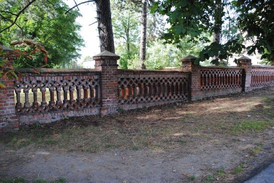 ) o regularnym rozplanowaniu, czyli park francuski. Około połowy XIX w. przekształcony został na park krajobrazowy, czyli park angielski (z decyzji z decyzji Wojewódzkiego Konserwatora Zabytków z 23.