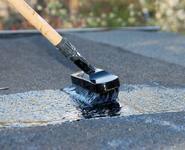 W przypadku prowadzenia prac w niskich temperaturach zaleca się stosowanie pap z asfaltem modyfikowanym SBS. Nie wolno łączyć na pokryciu dachowym dwóch pap na osnowie z welonu szklanego.