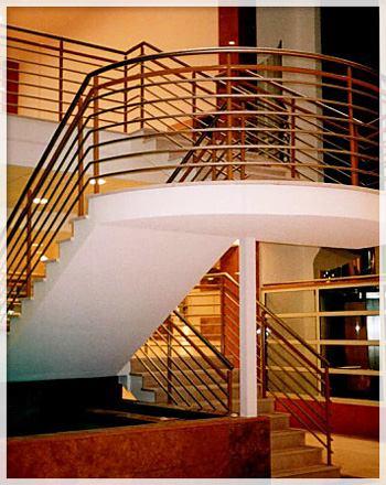 Zakres prac: dostawa balustrad ze stali malowanej proszkowo wypełnione siatką zgrzewaną i szkłem 1. Projekt: Budynek biurowo-usługowy, Atrium Centrum (www.