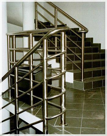 Zakres prac: balustrady malowane proszkowo i ze stali nierdzewnej na schodach holu głównego, na klatkach schodowych i atrium 1.