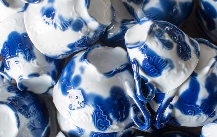 LUDZIE Z FABRYKI PORCELANY Serwis porcelanowy "Ślad człowieka" powstał na fabrycznej linii produkcyjnej.