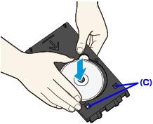 Mogłoby to doprowadzić do uszkodzenia drukarki. 1. Otwórz wyjściowy zasobnik papieru (A). 2. Upewnij się, że jest wyświetlany monit o włożenie dysku DVD/CD, a następnie otwórz pokrywę wewnętrzną (B).