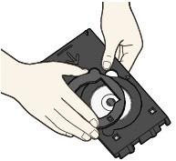 Wyjmij adapter dysków CD-R o średnicy 8 cm z podajnika dysku