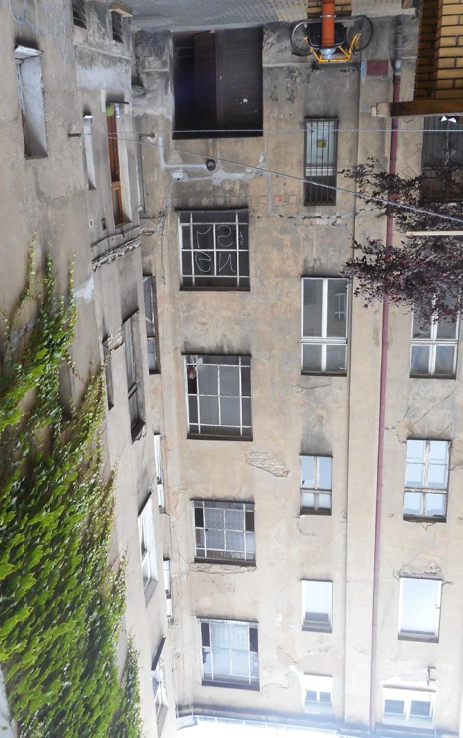 2. Opis techniczny 2.1. Zakres projektu Przedmiotem projektu jest wymiana stolarki okiennej na klatce schodowej od strony podwórza, przy ulicy Fredry 4 w Poznaniu. 2.2. Inwentaryzacja fotograficzna okno 02-2 02-2 okno 01-2 01-2 okno 02-1 02-1 okno 01-1 01-1 Czerwoną linią zakreślono zasięg klatki schodowej od strony podwórza, przy ul.