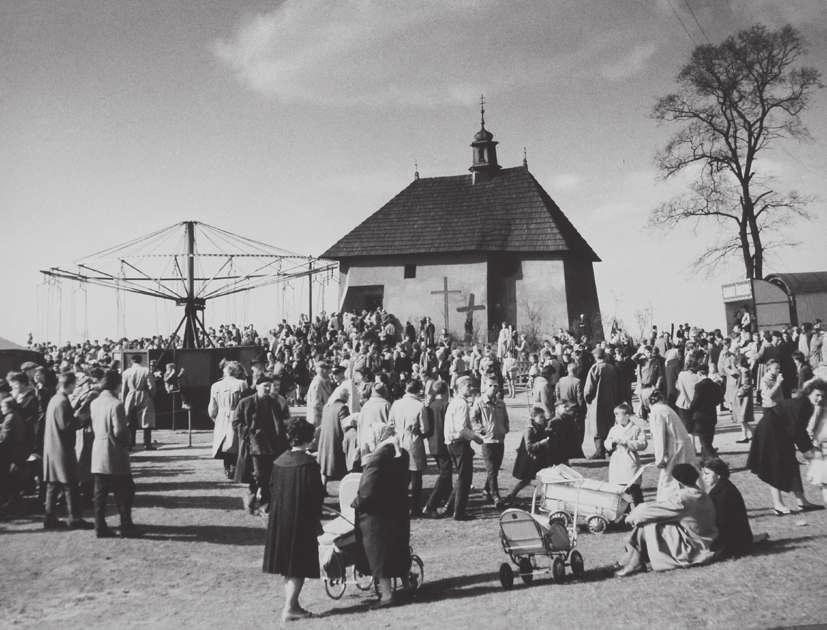 Jeden z najwybitniejszych uczniów Jana Bułhaka, w którego pracowni od 1929 zdobywał wykształcenie fotograficzne. Urodzony w Wilnie. Pierwsze swe prace pokazała w 1931 na V Salonie Międzynarodowym.