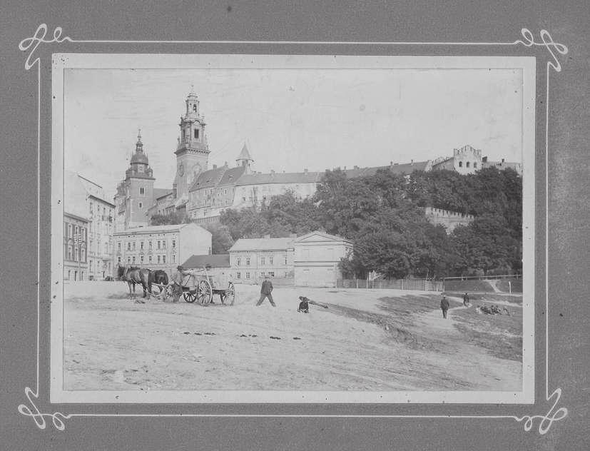 FOTOGRAFIA 213. [KRAKÓW - kopiec Kościuszki od strony Zwierzyńca]. [l. 80. XIX w.]. Fotografia form. 9,6x14,3 cm na oryg. podkładzie form.