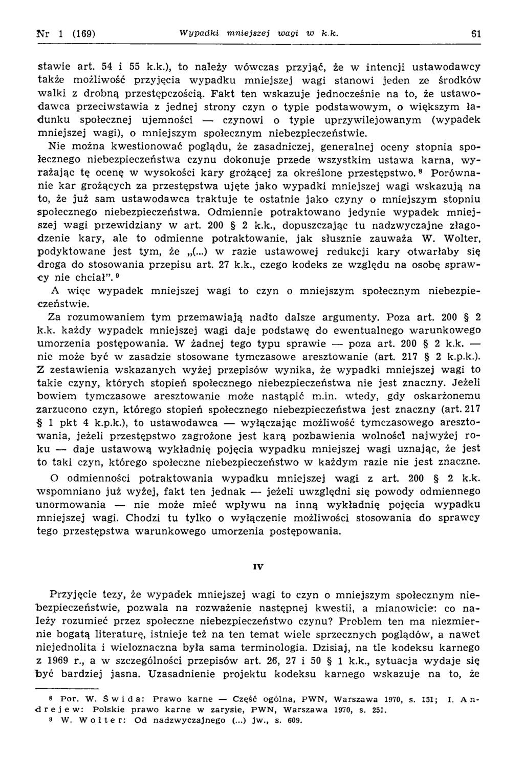 N r 1 (169) W ypadki m niejszej wagi w k.k. 61 staw ie art. 54 i 55 k.k.), to należy wówczas przyjąć, że w intencji ustaw odaw cy także możliwość przyjęcia w ypadku m niejszej wagi stanow i jeden ze środków w alki z drobną przestępczością.