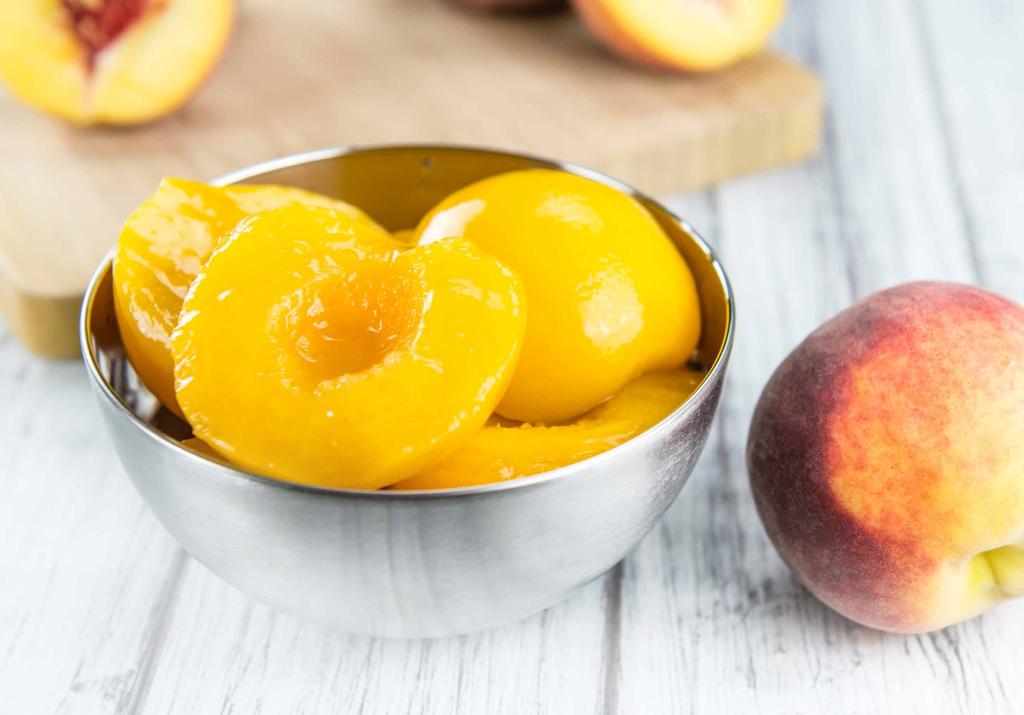 VERA DETAL PRZETWORY OWOCOWE CANNED FRUITS BRZOSKWINIE, KOKTAIL PEACHES, FRUIT COCKTAIL Brzoskwinie połówki w lekkim syropie Peaches halves in light syrup Koktajl owocowy w lekkim syropie Fruit