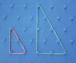 Budowanie figur o danym polu Na siatce trójkątnej, podobnie jak na kwadratowej, uczeń może projektować figury o zadanym polu i badać liczbę rozwiązań (np.