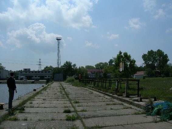 Sąsiedztwo: zabudowa jedno- i wielorodzinna oraz nieruchomości gruntowe niezabudowane oraz zabudowane obiektami o funkcji