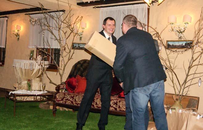 WIEŚCI Z SBS JUPRO TAIM BIS Bal karnawałowy 10.02.2017 r. Hurtownia Jupro Taim Bis z Słupcy zorganizowała dla swoich klientów bal karnawałowy. Odbył się on w domu wczasowym Pod Strzechą w Giewartowie.