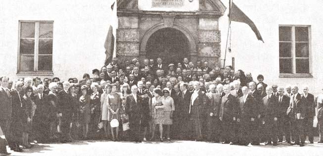 funduje stypendia i nagrody indywidualne dla dzieci i młodzieży wyróżniających się dobrymi wynikami w nauce i zachowaniu, sprawuje stałą opiekę nad mogiłami zmarłych sienniczan, funduje tablice