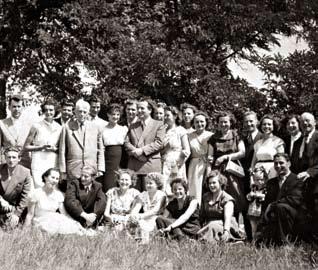 Gnoińscy, Stanisław Duracz), organizuje dla młodzieży wyjazdy krajoznawcze, wycieczki edukacyjne do Sejmu i Senatu oraz do placówek muzealnych i miejsc historycznych.