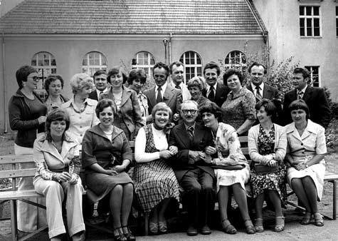 Grupa absolwentów z 1967 r. z polonistą prof.