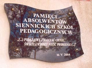 Tablica na budynku Szkoły Podstawowej w Nowej