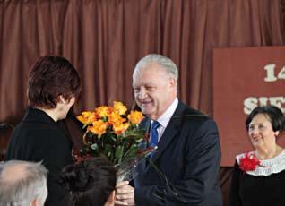 Podczas jubileuszu 145 lat szkoły prezes Stowarzyszenia sienniczan składa gratulacje i