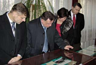 Obok przedstawiciele Zarządu Stowarzyszenia sienniczan: Irena Łukaszewska, Stanisław