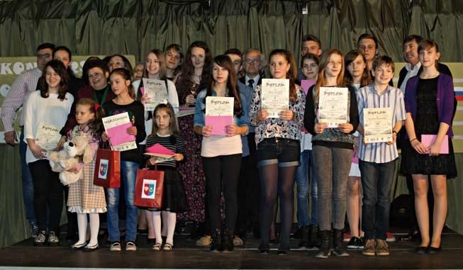 Uczniowie gimnazjum wraz z nauczycielem Robertem Rowickim prezentują 16 stycznia 2015 r.