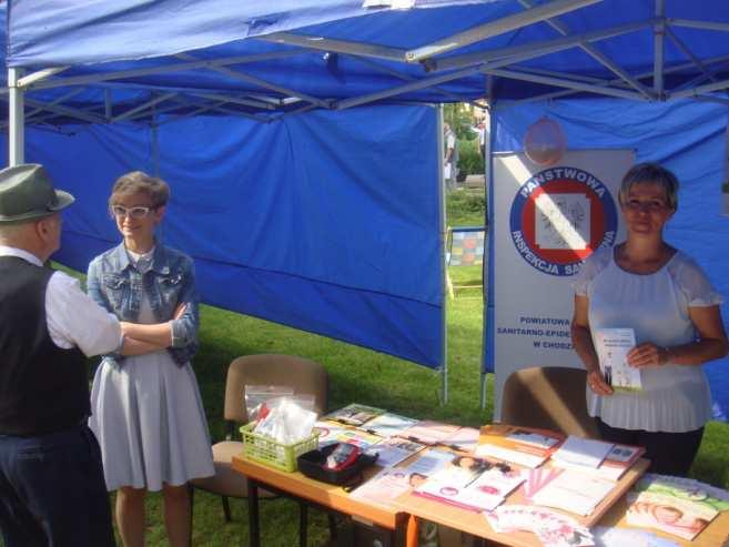 Zdjęcia nr 33 i 34. Punkt informacyjno-edukacyjny prowadzony przez pracowników PSSE w Chodzieży podczas lokalnego festynu prozdrowotnego ZDROWA SOBOTA, 20.08.