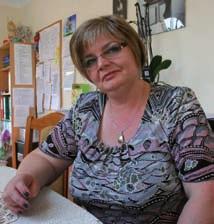 Jedna z mam w trakcie uroczystości podeszła do mikrofonu i wyraziła niezadowolenie, że dyrekcja nie dziękuje pedagogom, którzy odchodzą do innych szkół.