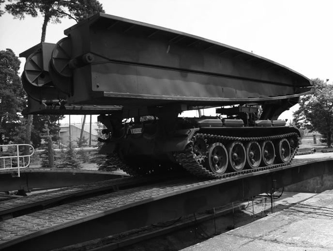 206 W. KRASOŃ 2. ZNACZENIE SIODŁOWATOŚCI I JEJ ODWZOROWANIE W MODELU 3D MES PRZĘSŁA BLG Siodłowatość jest charakterystyczną cechą badanego przęsła BLG (rys.