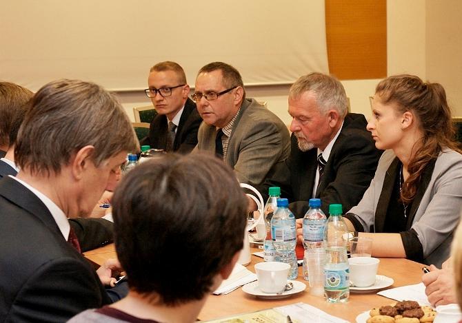 Spotkanie KZPRiRB oraz PSPO i KIB z Ministrem W ramach trwających konsultacji z organizacjami i związkami rolniczymi i branżowymi w piątek w dniu 4 grudnia odbyło się spotkanie ministra rolnictwa i