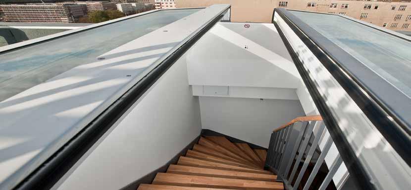 Komfortowy LAMILUX System CI Świetlik szklany FE jako wyłaz dachowy Wyłazy dachowe umożliwiają dostęp na dach z wnętrza budynku.