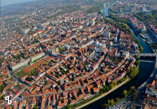 bingo, karaoke); Rano przyjazd do miasta Oradea, czas na poranną toaletę oraz wymianę pieniędzy w kantorach; Spotkanie z lokalnym przewodnikiem.