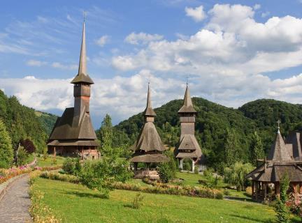 koronacyjnej średniowiecznych dynastii węgierskich, drewnianej Cerkwii marmaroskiej - obiektów, które stanowią swoisty klucz do zrozumienia