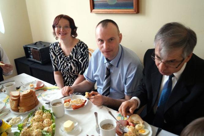 Na śniadaniu było wielu zaproszonych gości: starosta Julian Hermaszczuk, wicestarosta Mirosław Juraszek, ks.