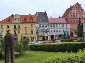 pochodzący ze Świdnicy. Rzeźbiarz ten jest twórcą m.in. pomnika św.