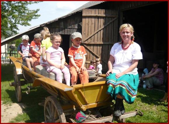 Po wizycie w kuźni, żona kowala zaprasza odwiedzające Wojciechów grupy wycieczkowe na Czwarty Gwóźdź Programu, czyli domowy obiad U kowalowej.