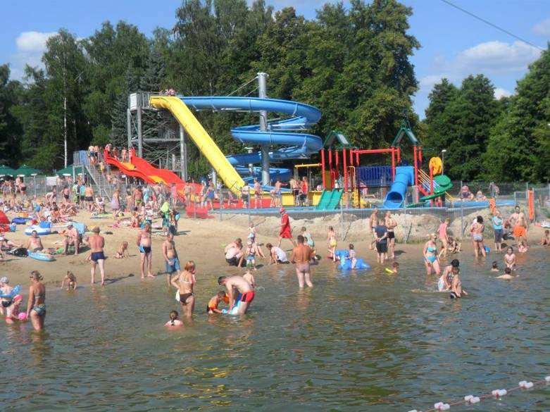 struktury sanitarnej (skanalizowanych toalet i natrysków oraz zapewnienia bieżącej ciepłej i zimnej wody) przy tym kąpielisku.