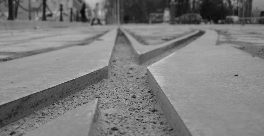 Jacek Makuch 1 PROBLEMY DOSKONALENIA KONSTRUKCJI ROZJAZDÓW TRAMWAJOWYCH W ŚWIETLE WROCŁAWSKICH DOŚWIADCZEŃ W 2007 roku Zakład Infrastruktury Transportu Szynowego Politechniki Wrocławskiej wykonał