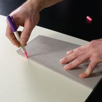 Użyj: ołówek, liniał, mata podkładowa, nożyk do wycinania, pisak samoznikający 130 mm orada: szablony przydadzą się, by za każdym razem nie rysować od ręki boku lampy.