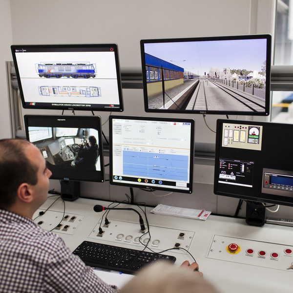 Monitor symulacji uszkodzeń i awarii pojazdu Monitor odcinka linii kolejowej, na której odbywa się ćwiczenie (obraz widziany przez maszynistę) Monitor