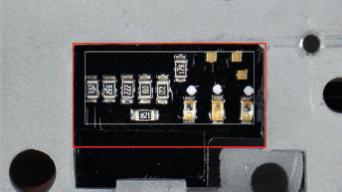 elektroniczne nie dotykają obudowy.