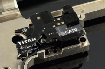 2. TITAN 2.1 Informacje ogólne T I TA N j e s t t o u k ł a d e l e k t ro n i c z ny montowany wewnątrz gearboxa. Zastępuje on kostkę stykową i cut-off lever przejmując kontrolę nad Twoim AEG.