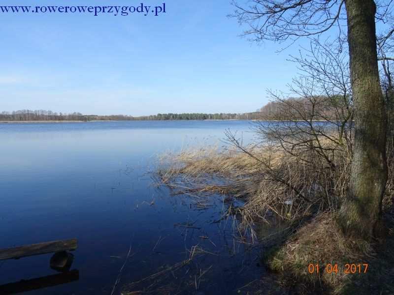 Wracając do naszej, dzisiejszej wycieczki postanowiliśmy z Kacprem, przejechać wzdłuż jeziora i dojechaliśmy do miejsca, które w sezonie jest z pewnością strzeżonym kąpieliskiem (zdjęcie nr 15).