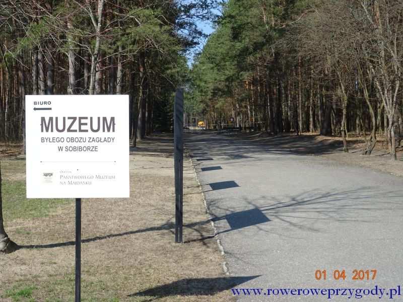 odległości 3 km, znajduje się rezerwat przyrody Żółwiowe Błota. Po przejechaniu przez tory, kierujemy się w prawą stronę, trzymając się przez pewien czas torów kolejowych.