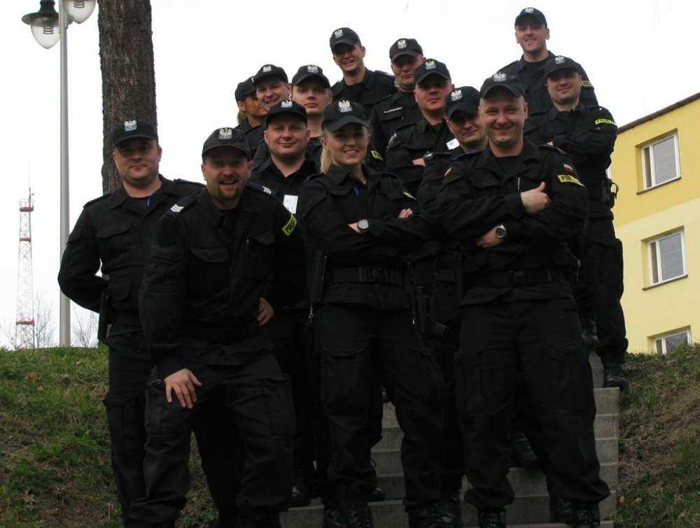 nie zrywać strzałów i bezpiecznie obchodzić się z bronią. Już prowadzi swoje pierwsze zajęcia.