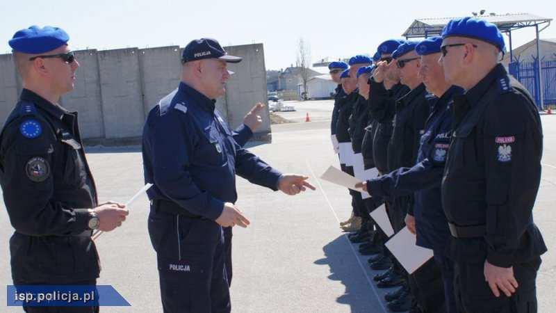 Medal Parada w Kosowie 28 30 marca br., Zastępca Komendanta Głównego Policji nadinsp. Jan Lach, dyrektor Biura Prewencji KGP insp. Dariusz Minkiewicz, Komendant SP w Słupsku insp.