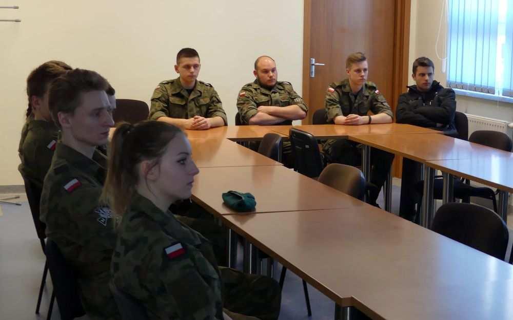 W Komendzie Powiatowej Policji w Prudniku gościła młodzież z Jednostki Strzeleckiej 3070 w Prudniku.