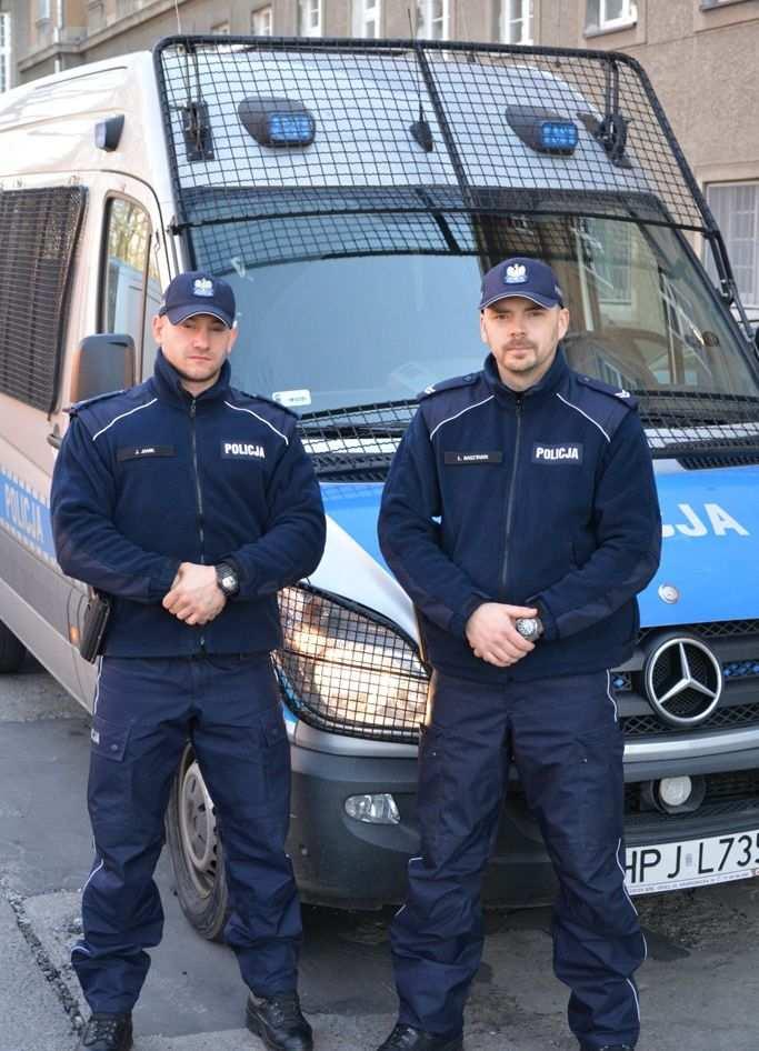 "Negocjacje - szybka reakcja - ratunek na czas St. sierż. Łukasz Basztabin i sierż. Jarosław Janik z Samodzielnego Pododdziału Prewencji Policji w Opolu zapobiegli tragedii.