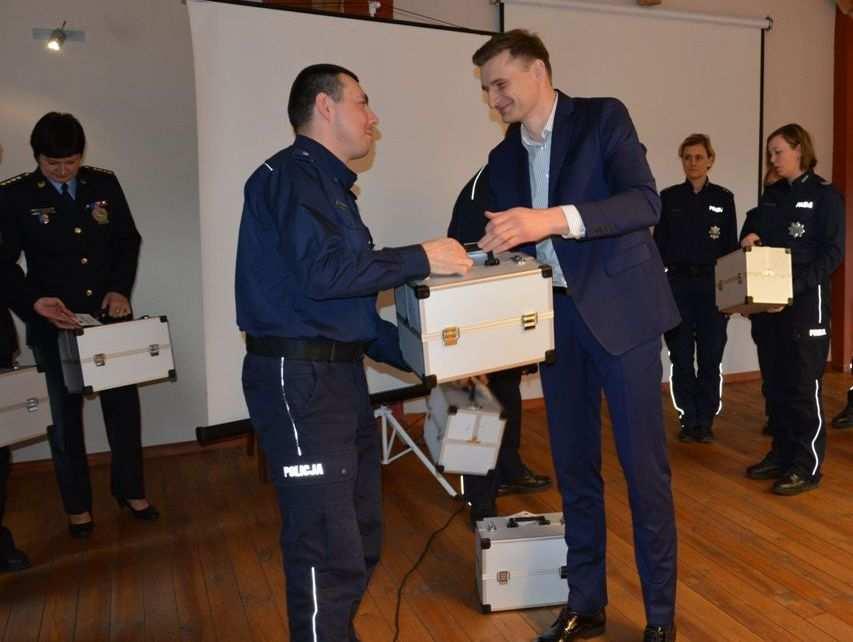 Tym razem, opolscy policjanci przekazali swoim kolegom z Czech i Polski 80 walizek narkotykowych oraz ponad 60 dwujęzycznych filmów profilaktycznych.