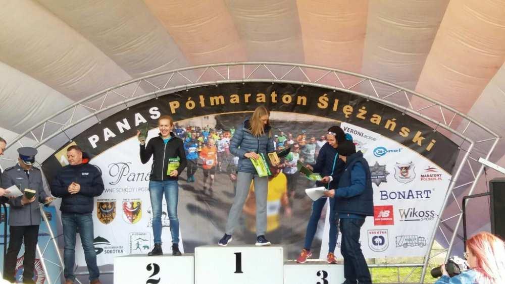 Renata Kalita-Kaczor z Komisariatu Policji w Zdzieszowicach startująca w Mistrzostwach Polski Pracowników Służb Mundurowych w Badmintonie. Obu koleżankom serdecznie gratulujemy.